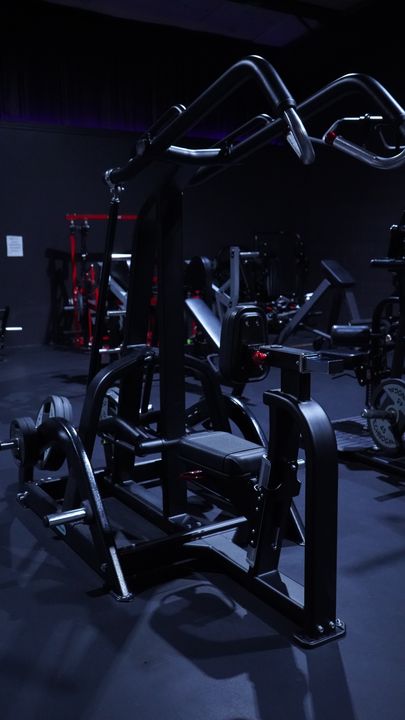 Black plate loaded row machine with wide handles